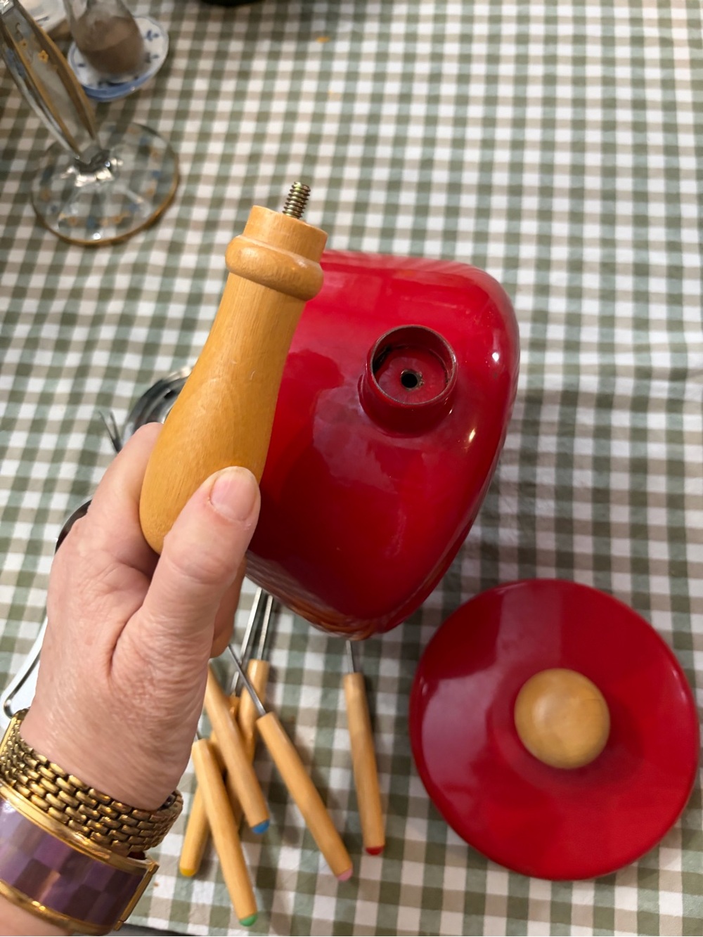 Red Fondue Set with Wooden Handles - 2QT - Picture 16 of 16